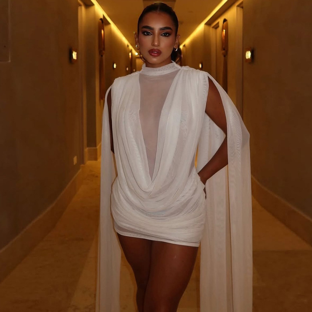 Vestido curto feminino de festa com gola alta, dupla camada de gaze, detalhes de fitas e corte ajustado ao corpo, modelo