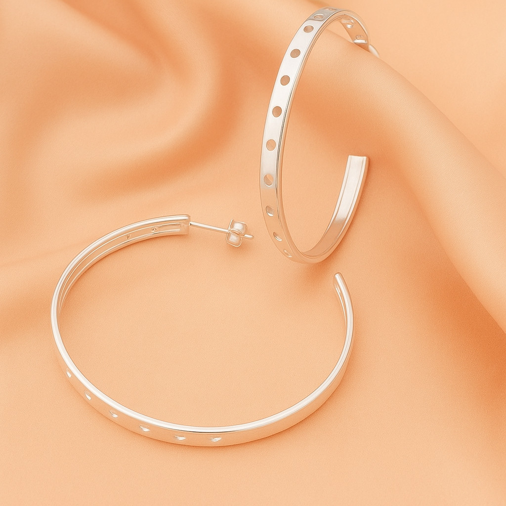 Argola Feminina Semijoia Folheado Design Vazado Charmoso E Atemporal Em Banho de Prata