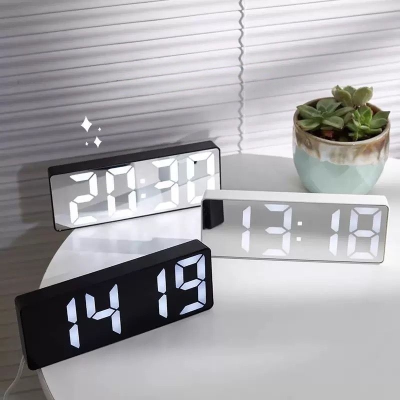 Relógio Despertador Digital De Mesa 16X2X6cm Alarme Temperatura 3  Pilha AAA Usb PRETO/ BRANCO  Com Led