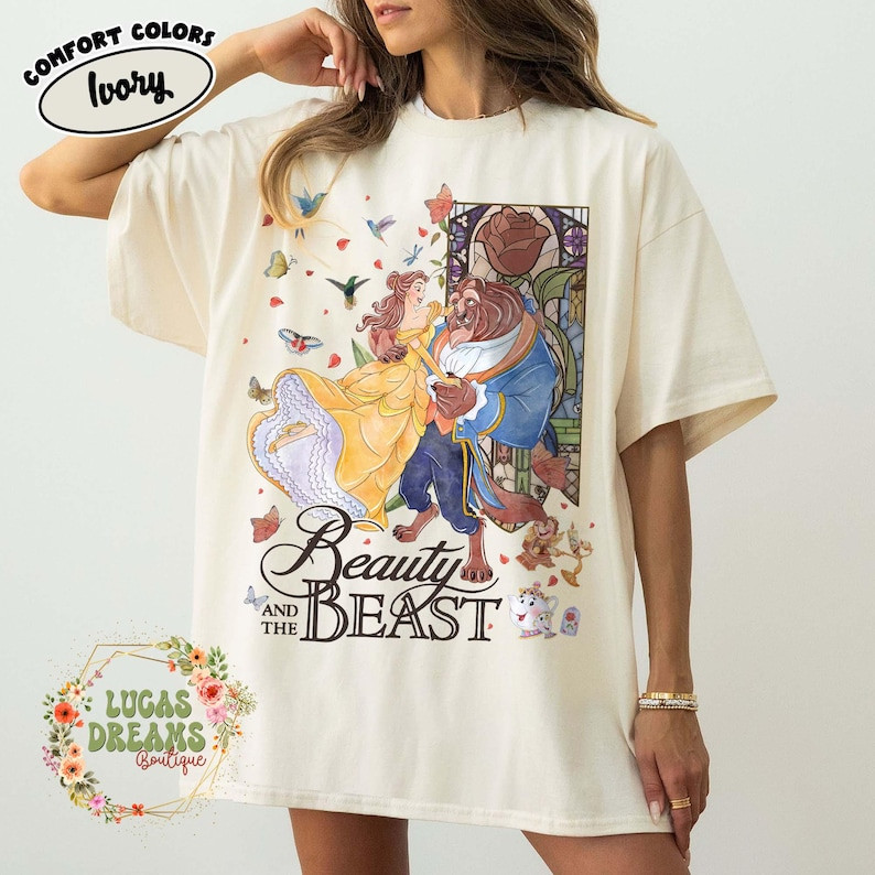 Camiseta Bege Unisex Design com Personagens de "Bela e a Fera" Textos "Beauty and the Beast" Moda Pop Cultura Alta Quali