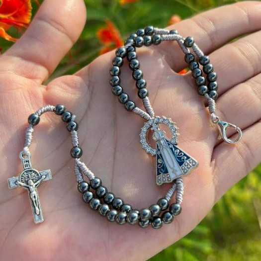 Terço de Pulso Pulseira Terço Em Hematita Pingente De Nossa Senhora Aparecida em Oferta na Shopee