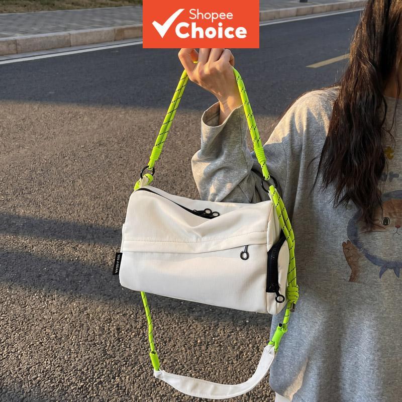 Bolsa esportiva branca e verde-fluorescente com blocos de cor em tecido oxford | Alça trançada | Bolsa esportiva casual