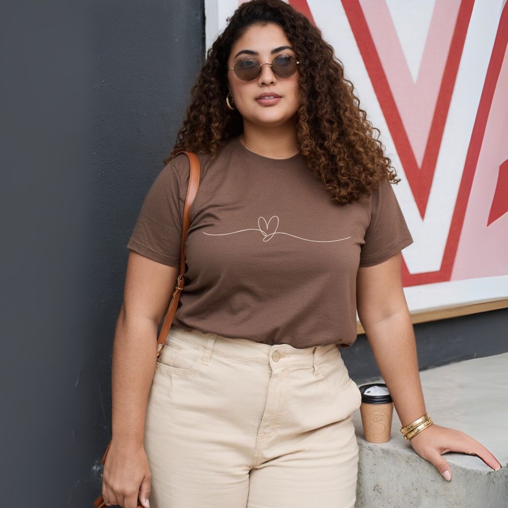 Camisa Feminina Estilosa Plus Size Blusa T shirt Estampada "Linha de Coração" - 100% Algodão em Oferta na Shopee