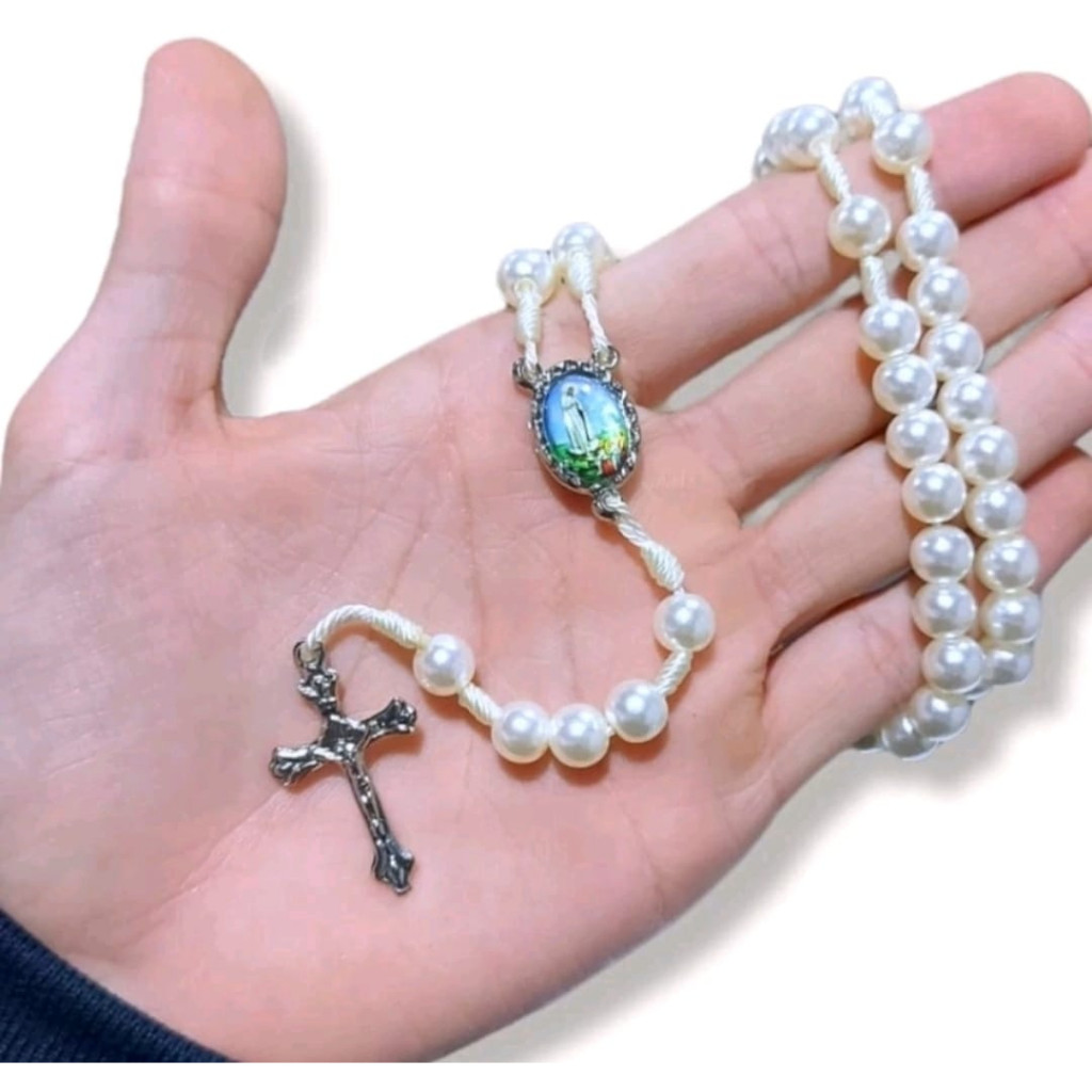 Kit C/12 Terço Pérola Nossa Senhora De Fátima, medalha de Nossa Senhora De Fatima resinada e crucifixo em metal