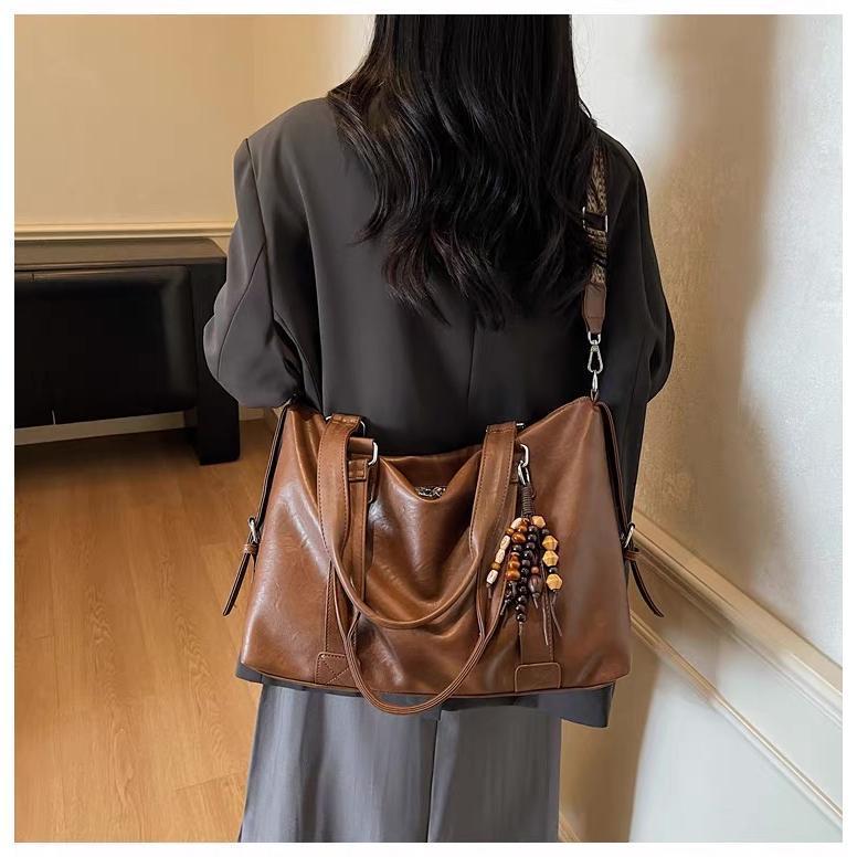 Bolsa Feminina para Trabalho e Faculdade com Alça Dupla, Zíper Seguro, Pingente e Alça Transversal TM9209 AMY