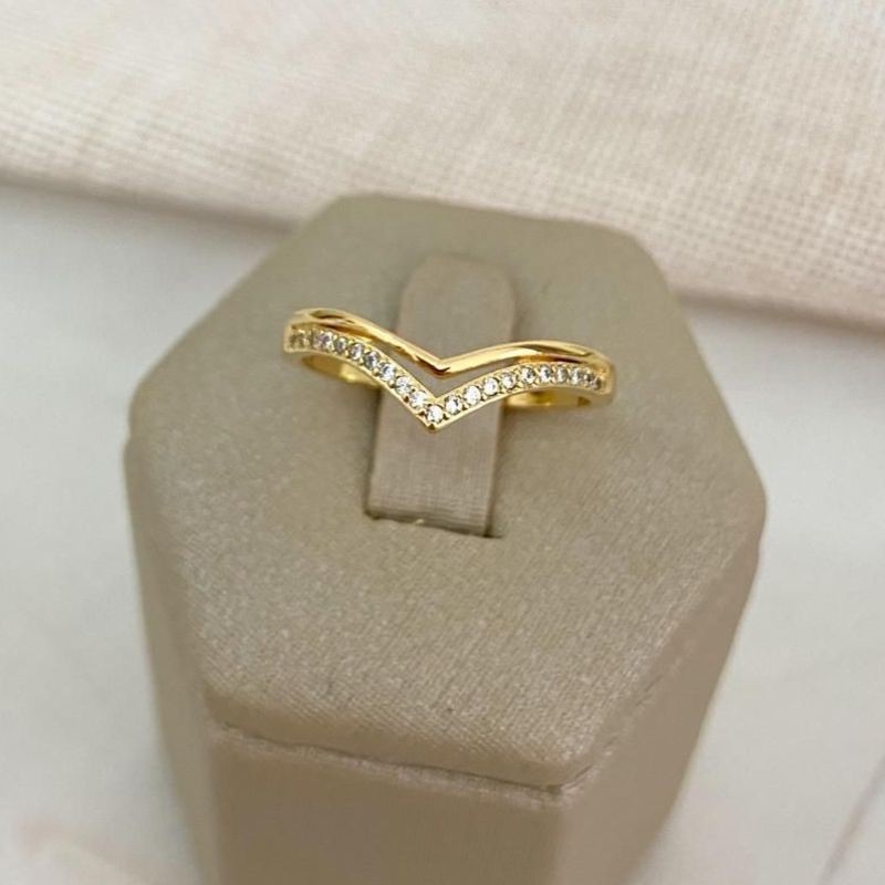 Anel V Cravejado Banhado a Ouro 18k com Zircônias em Oferta na Shopee