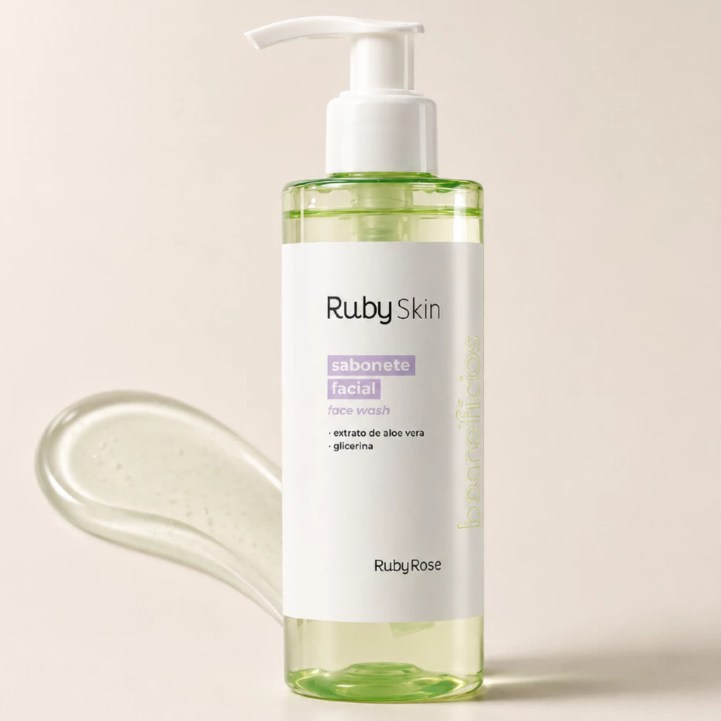 Frasco transparente de sabonete facial Ruby Skin Ruby Rose com pump, contendo líquido esverdeado e uma amostra da textura do gel ao lado