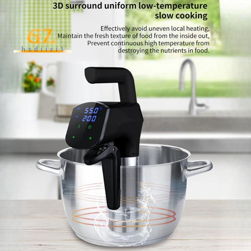 Sous Vide GZHXDIIZI1 com display digital touch, fixado em uma panela de inox em um ambiente de cozinha