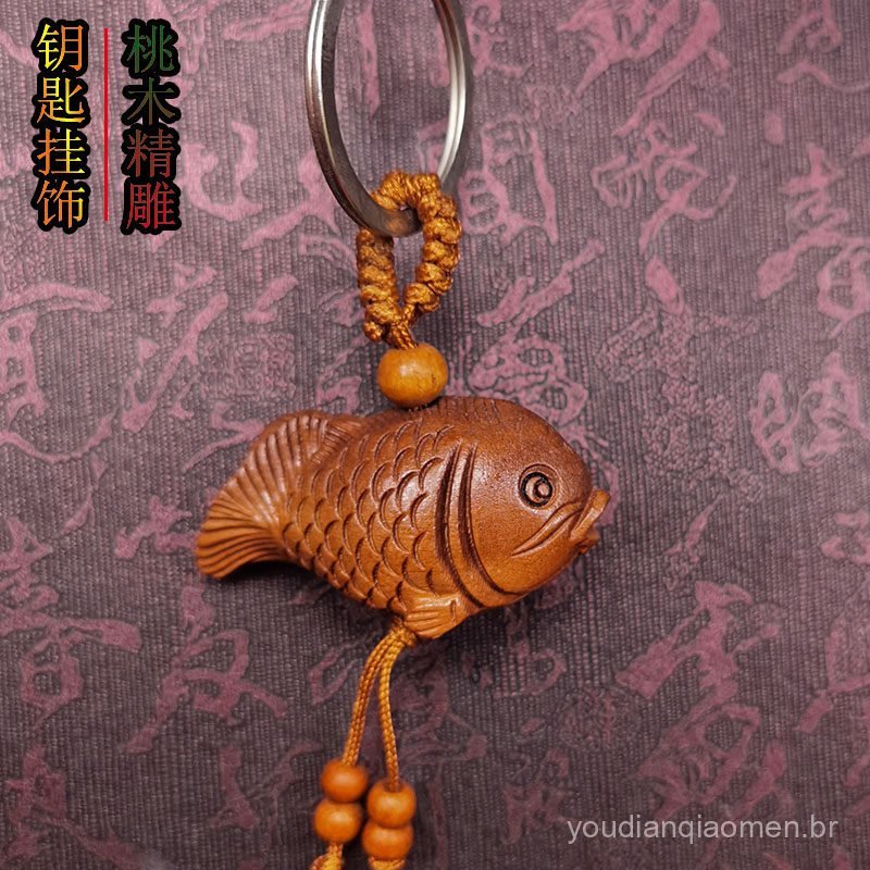 Pingente de chaveiro em madeira de pêssego esculpida em forma de carpa, ornamento de madeira esculpida para homens e mul