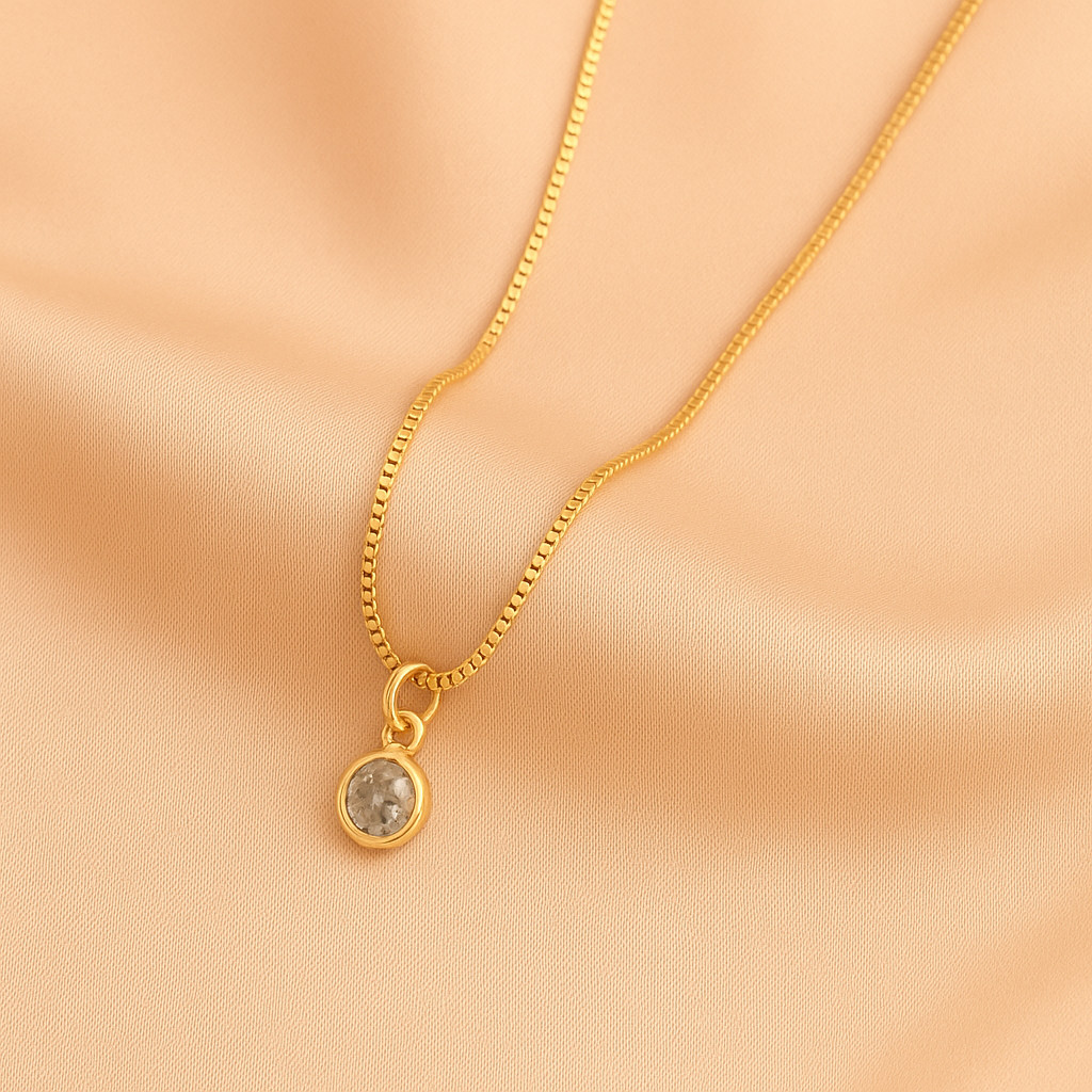 Colar Minimalista Dourado com Pedra Cristal Transparente Semijoia Folheada a Ouro 18K
