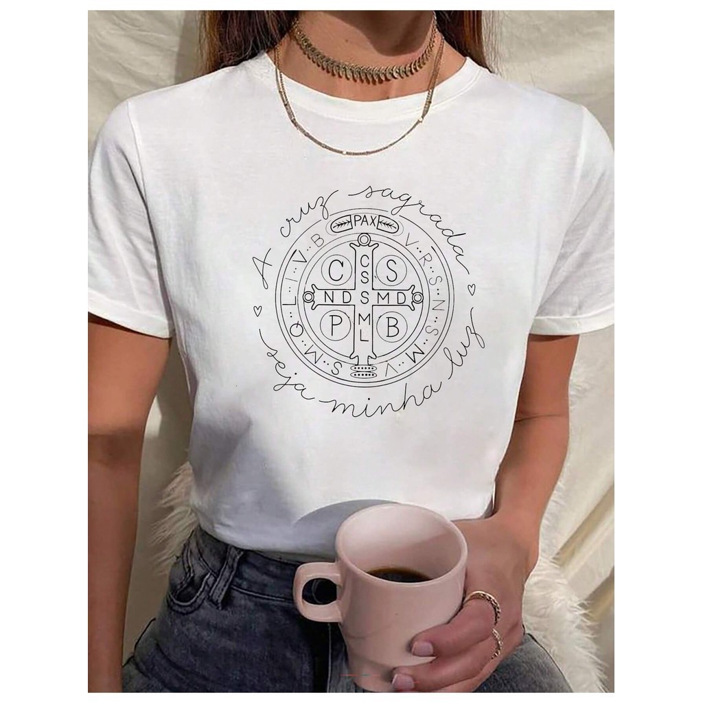 Camiseta Básica Feminina Medalha de São Bento Religião Católica 100% Algodão Preto Branco