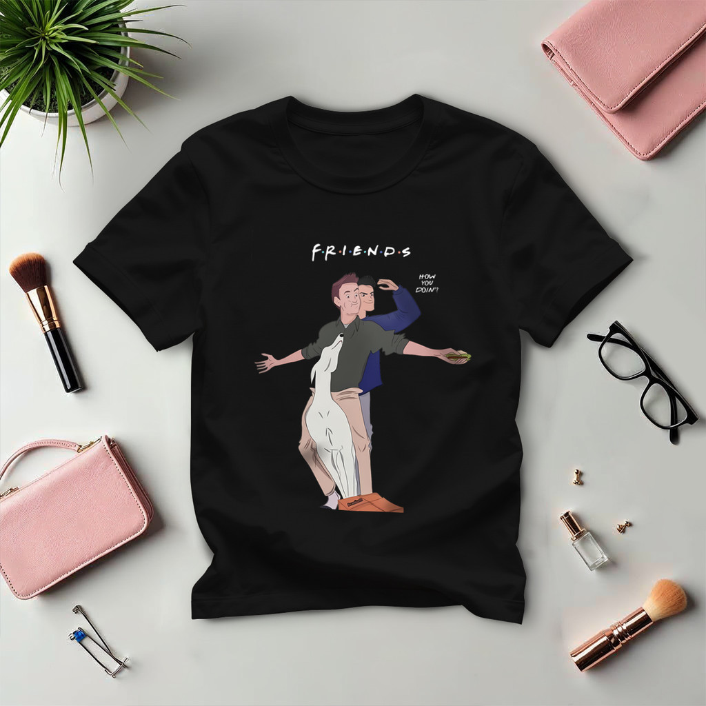 Camiseta T-Shirt Feminina Estampada Com Cena Engraçada de Chandler E Joey Cachorro Friends