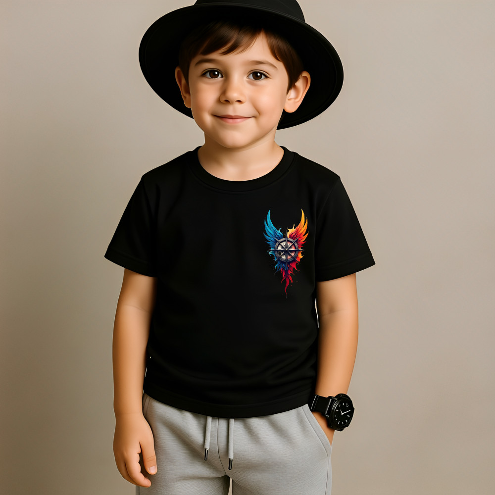 Camiseta Infantil Costura Reforçada Manga Curta Estampada Emblema Asas Coloridas e Timão 100% Algodão Premium Infantil