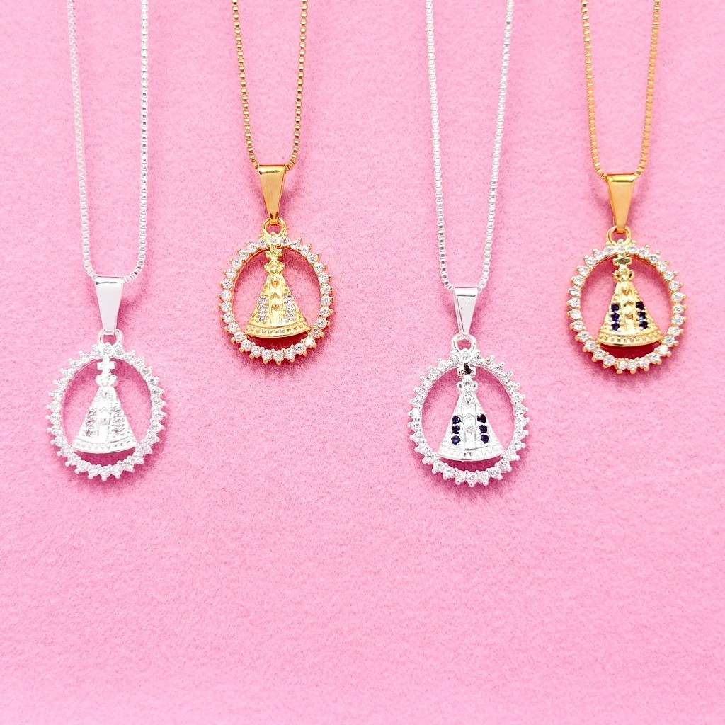 Colar com pingente oval de Nossa Senhora Aparecida cravejado com zircônias. Banhado a ouro 18K