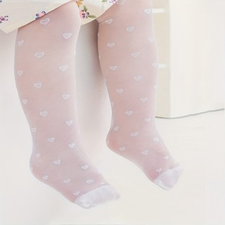 Um par de meias de cor sólida com padrão de coração para bebês no verão. em Oferta na Shopee