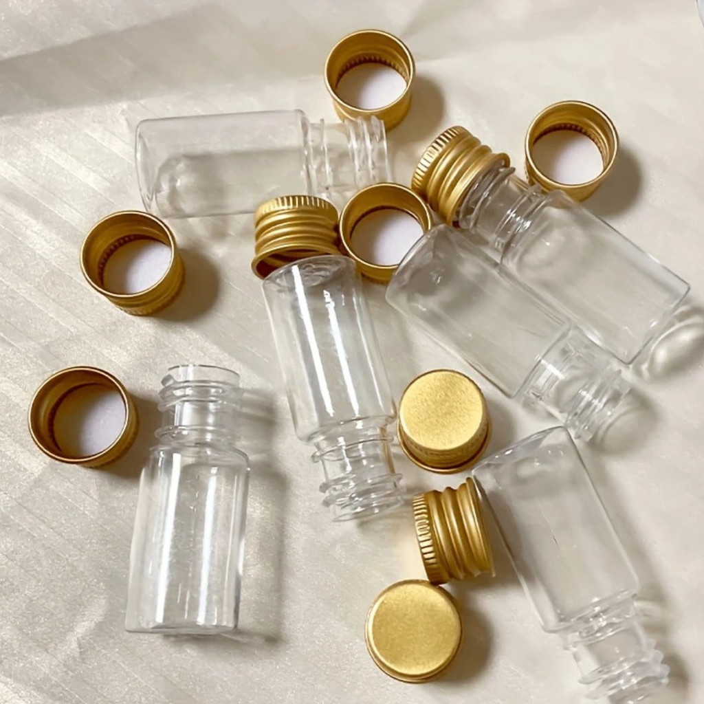 Kit 10 Mini Garrafas Plásticas 10ml com Tampa Dourada – Para Amostras e Armazenamento