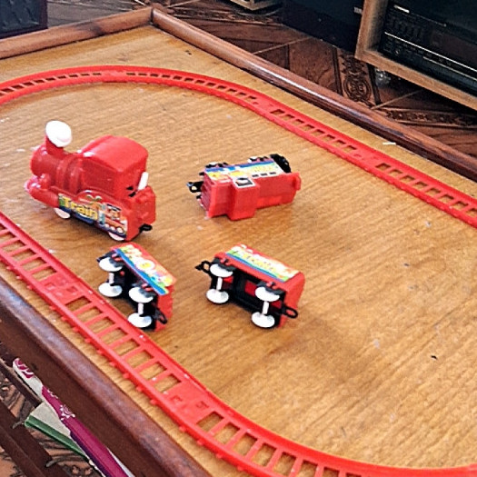 TB Brinquedos trem menino e menina Trenzinho infantil com luz e som  Locomotiva com 3 vagões em Oferta na Shopee