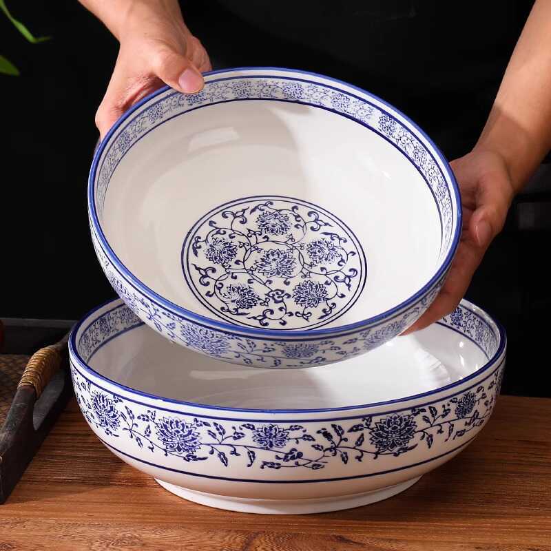 Tigela de sopa de cerâmica azul e branca Tigela de macarrão de peixe cozido doméstico Repolho em conserva Tigela