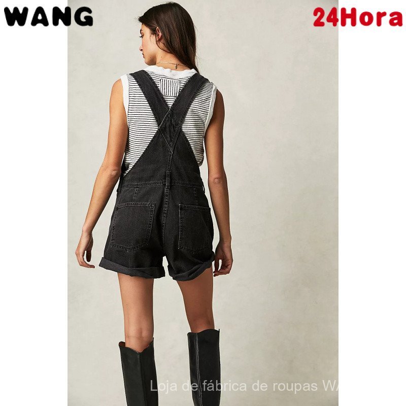 Macacão Curto Feminino de Jeans Solto com Múltiplos Bolsos em Cor Sólida