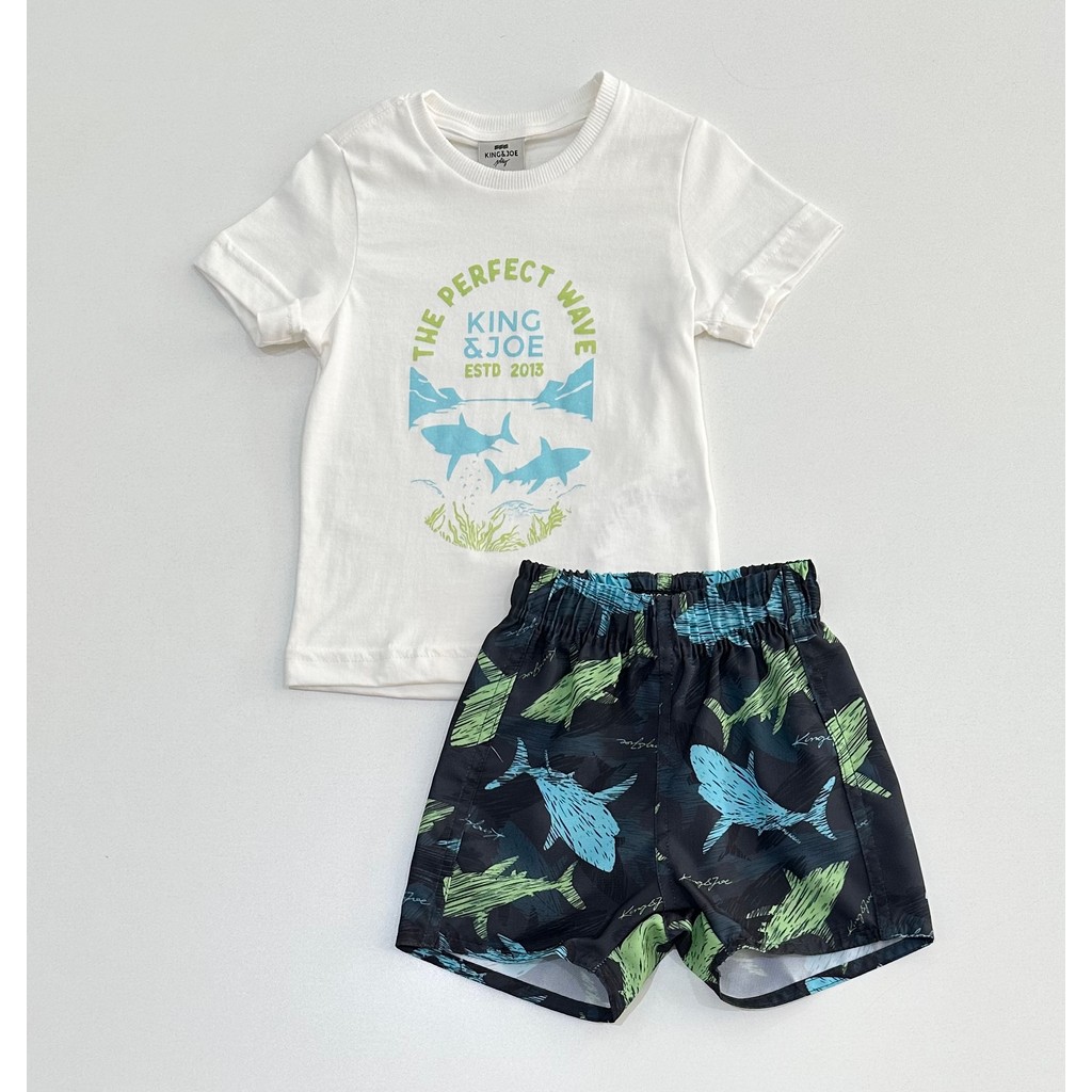Conjunto Infantil King&Joe Camiseta Branca Estampa Tubarão The Perfect Wave com Shorts Preto Estampado Confortável
