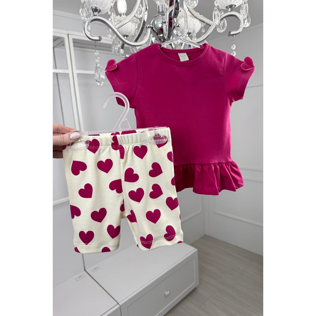 Conjunto Infantil Blusa Peplum Pink Manga Curta Coração 3D Shorts Ciclista Corações