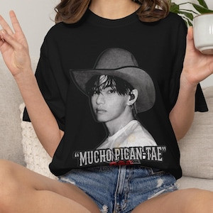Camiseta Masculina Feminina Oversized Estampa V Taehyung BTS Mucho Pican-Tae Kpop Streetwear T-shirt Casual