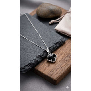 Colar de Trevo de Quatro Folhas Preto com Borda Trabalhada Prateada.