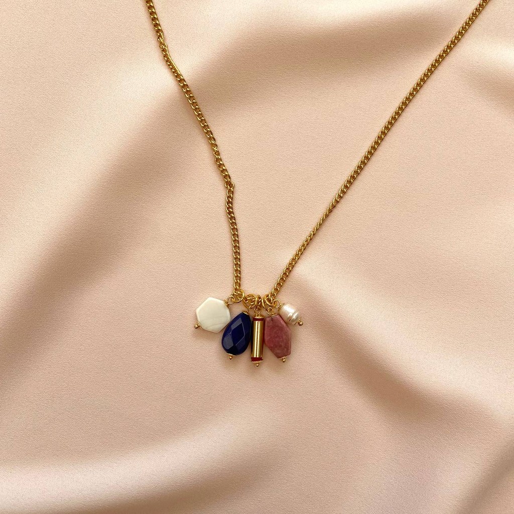 Colar longo corrente com penduricalhos de pedras naturais