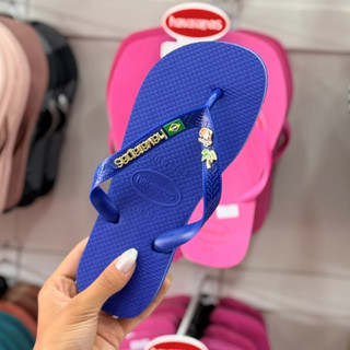 Chinelo Havaianas Brasil com Placa Logo e Pingente Tucano e Coqueiro Modelo Tradicional Branco