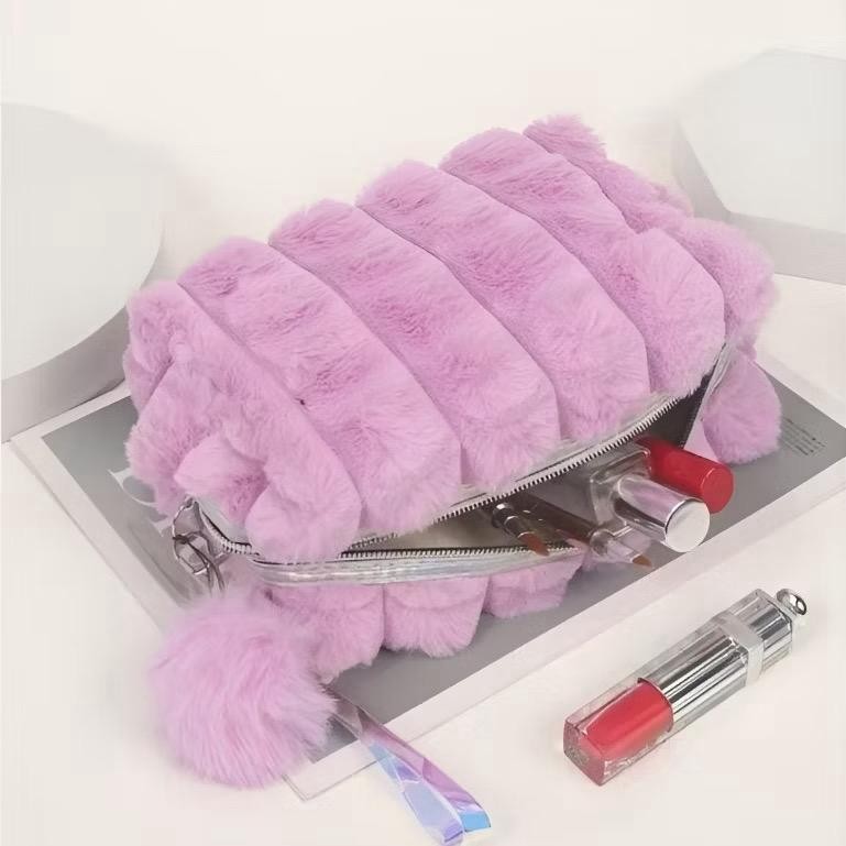 Necesser Pelucia Necessaire com Pompom e Alça Feminina Alto relevo Peluda Estojo de Bolsa Yan Shop