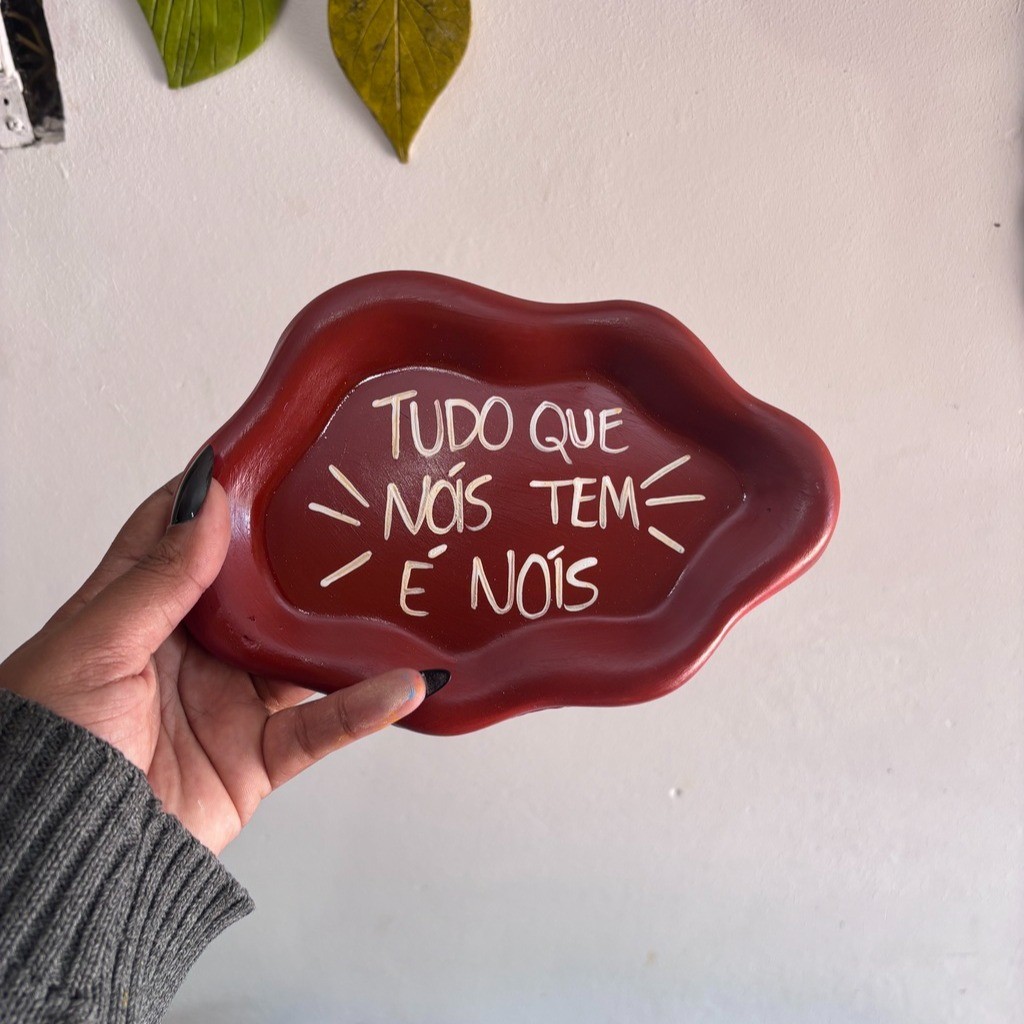 Pratinho Decorativo Tudo Que Nós Tem É Nós 19cm – Arte Artesanal com Frase Afetiva Emicida