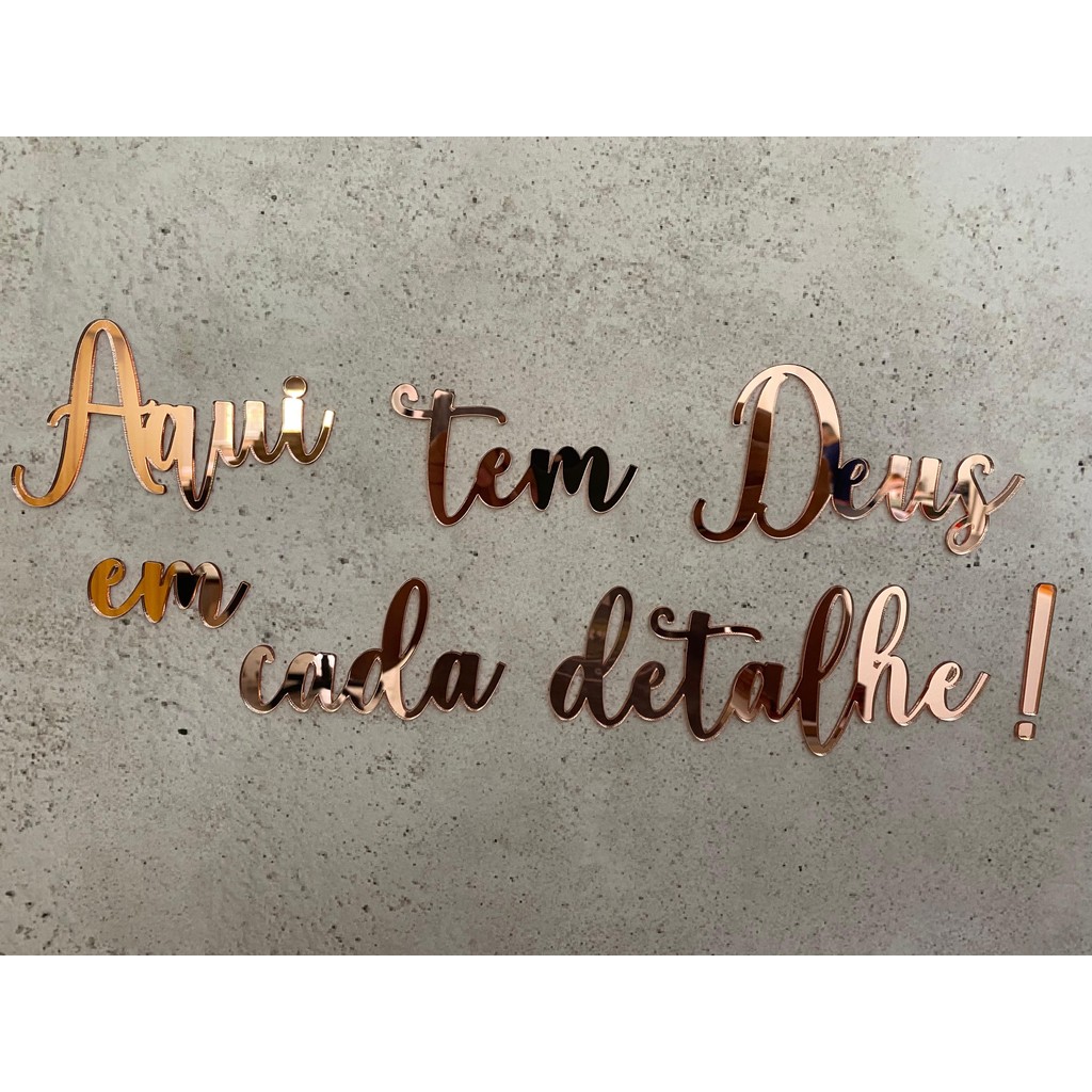 Frase decorativa Aqui tem Deus em cada Detalhe em Acrílico Promoção