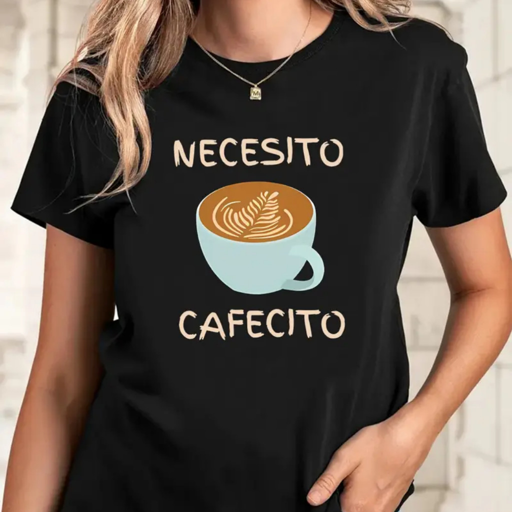 Camiseta Negra de Cuello Redondo Elástica para Mujer con Estampado de Taza de Café y "NECESITO CAFFECITO"
