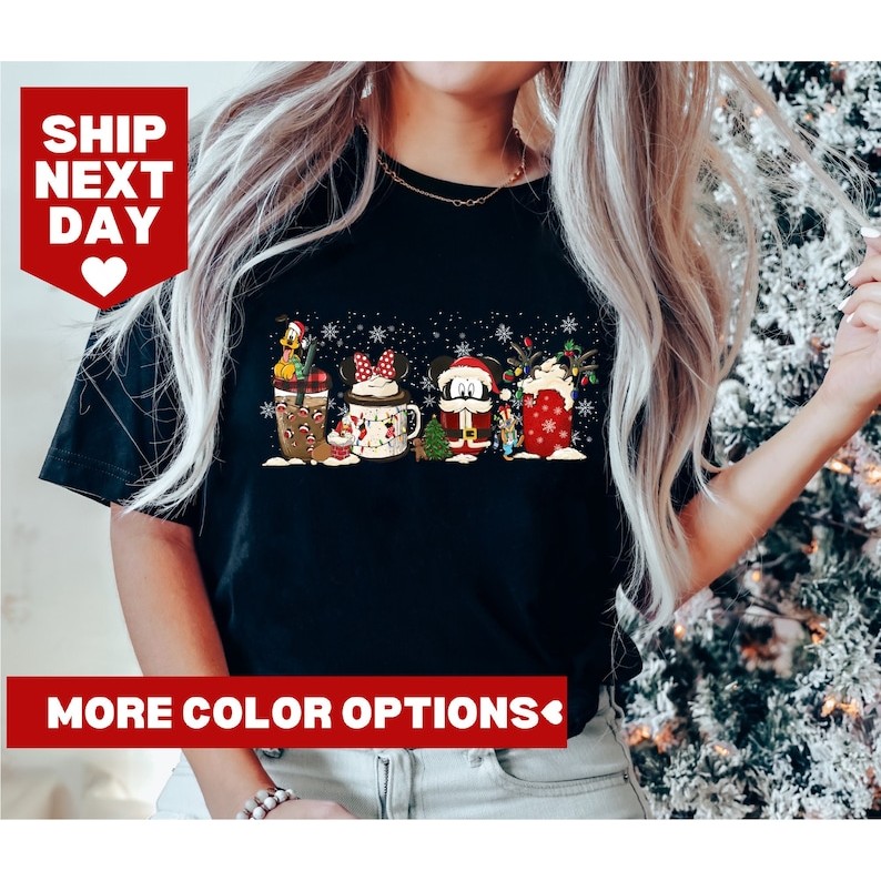 Camiseta Feminina Casual De Algodão Com Estampa De Caneca Natalina De Personagens Da Disney E Elementos Natalinos