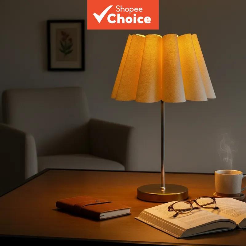 Luminária de mesa redonda premium com acabamento escovado em pétalas, interruptor e abajur bege - iluminação decorativa