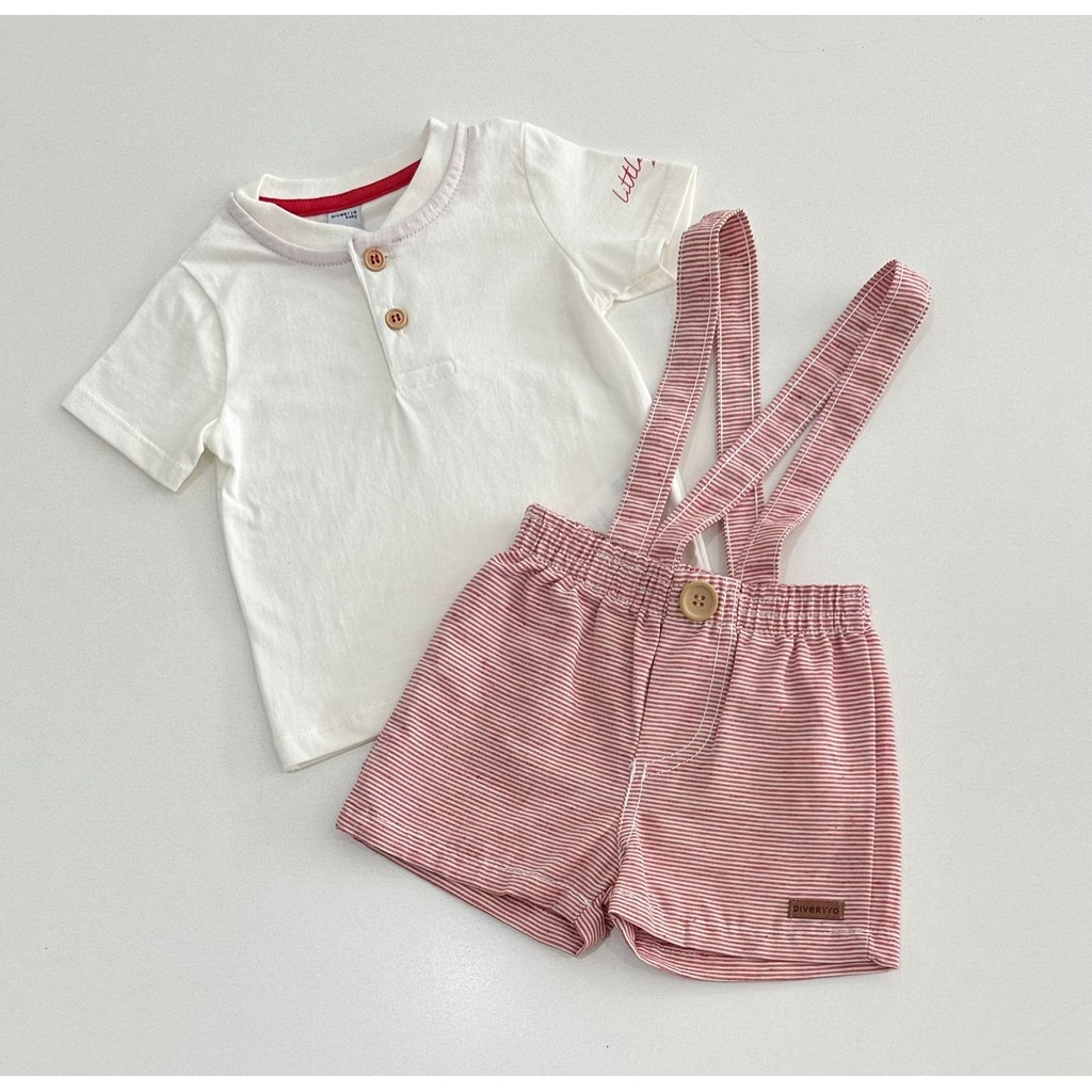 Conjunto Divertto Camiseta Off e Bermuda Vermelha com Suspensório