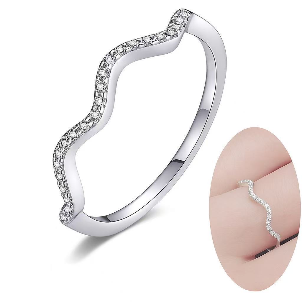 Anel  Feminino Wave Ondas Cravejado Zircônias banhado em  Prata 925 e Ouro 18k