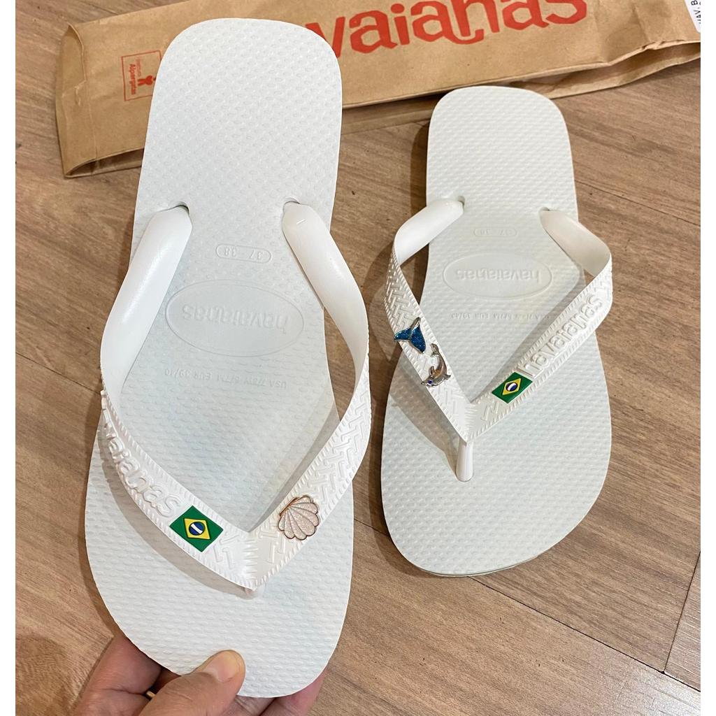 Chinelo Havaianas top Branco Brasil com pingente Concha+Calda de sereia e Golfinho