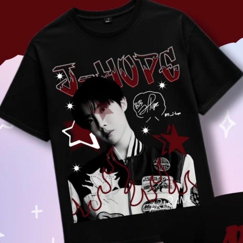 Camiseta Feminina Estampa Personagem Anime Estrelas e Letras Modernas Confortáveis e Estilosas Moda Feminina Casual