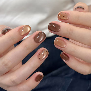 ￼ Adesivos de unhas pré-fabricados, curtos, marrons, com bolinhas brilhantes estilo Maillard, simples e delicados.