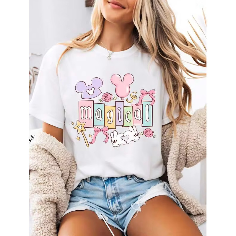 Camiseta Feminina Estampa Letras Coloridas e Figurinhas Fofas Moderna Confortável Estilosa Moda Feminina Casual