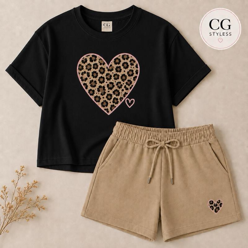 Conjunto Infantil Feminino Coração Oncinha – Camiseta Estampada + Short Moletinho Caqui | Look Moderno e Confortável