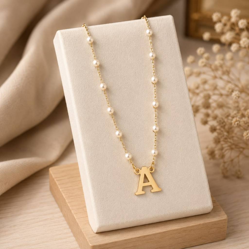 Colar Letra Inicial com Pérolas Banhado a Ouro 18K Todas Iniciais