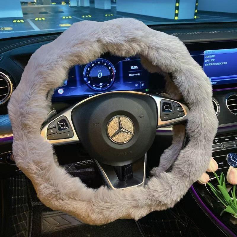 [Confortável e Quente] Capa de Volante com Pelúcia - Acessório Universal para Veículos / Inverno / Automóveis