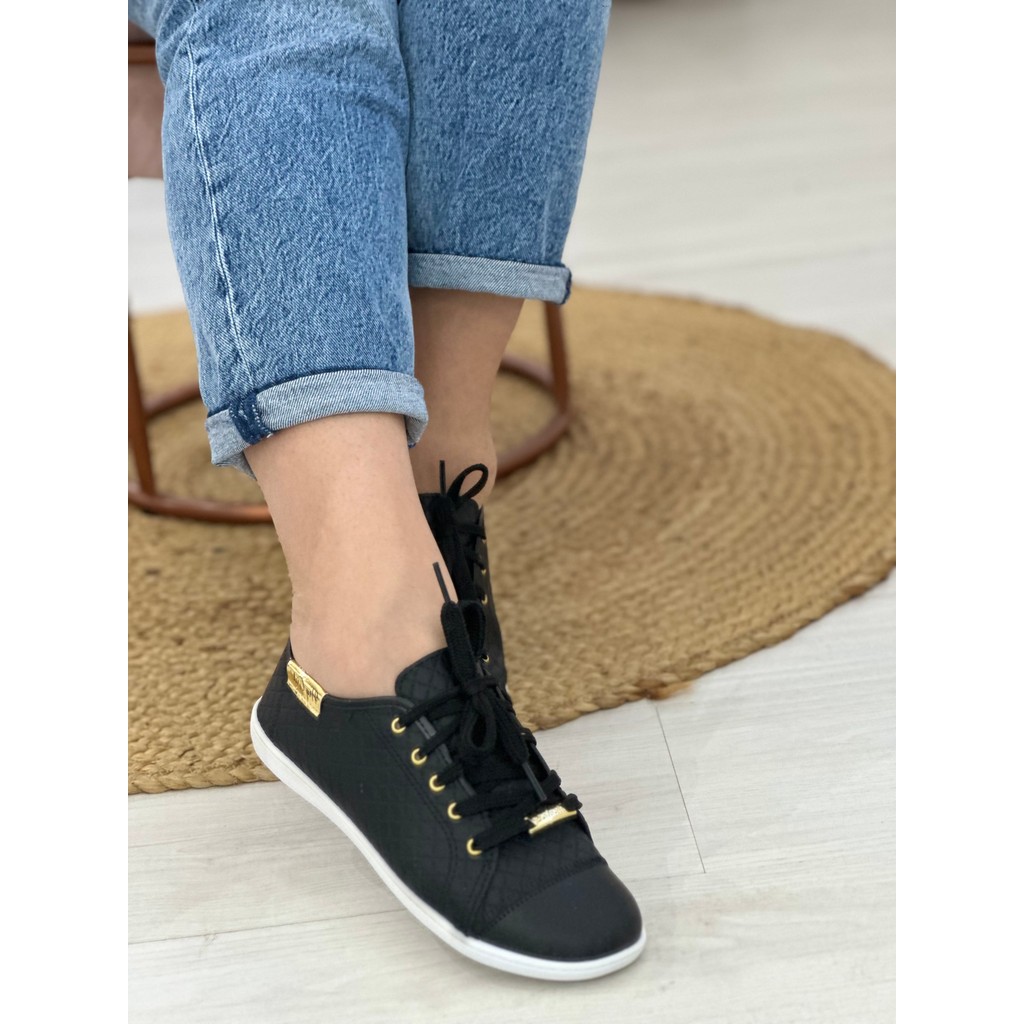 Tênis Feminino Moleca Casual Preto com Detalhes Dourados Confortável Estiloso Leve Lançamento Original