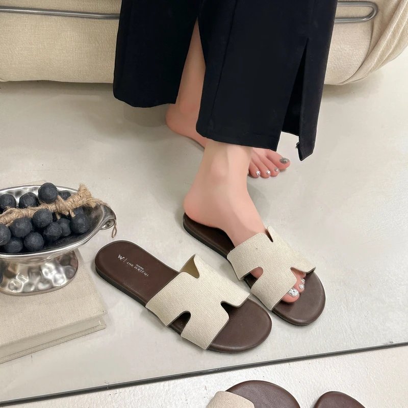 Lazer férias estilo Flip-Flops feminino verão 2026 novo estilo exterior usar sandálias planas confortáveis chinelos à be