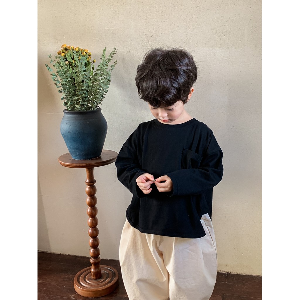 Muchen novo estilo roupas de outono 2025 meninos puro preto algodão manga comprida camiseta médio pequenas crianças solt