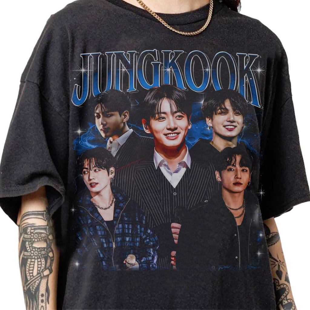 Camiseta Masculina Feminina Jungkook BTS Azul Escuro Collage Retro Oversized Unissex Algodão Premium