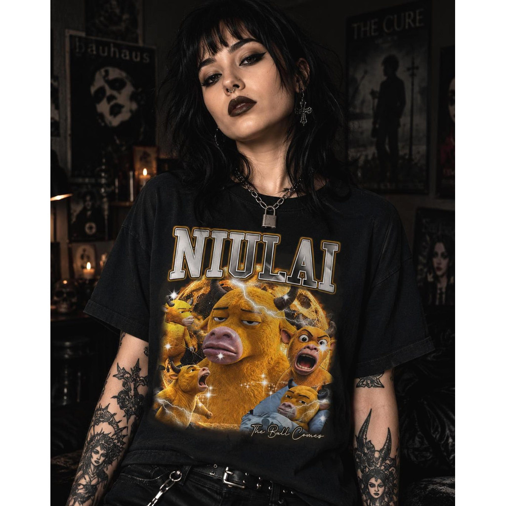 Atelier das Estampas Camiseta Feminina Estampa Muppets Amarelos e Acessórios Prateados Moderna Estilosa Confortável Punk
