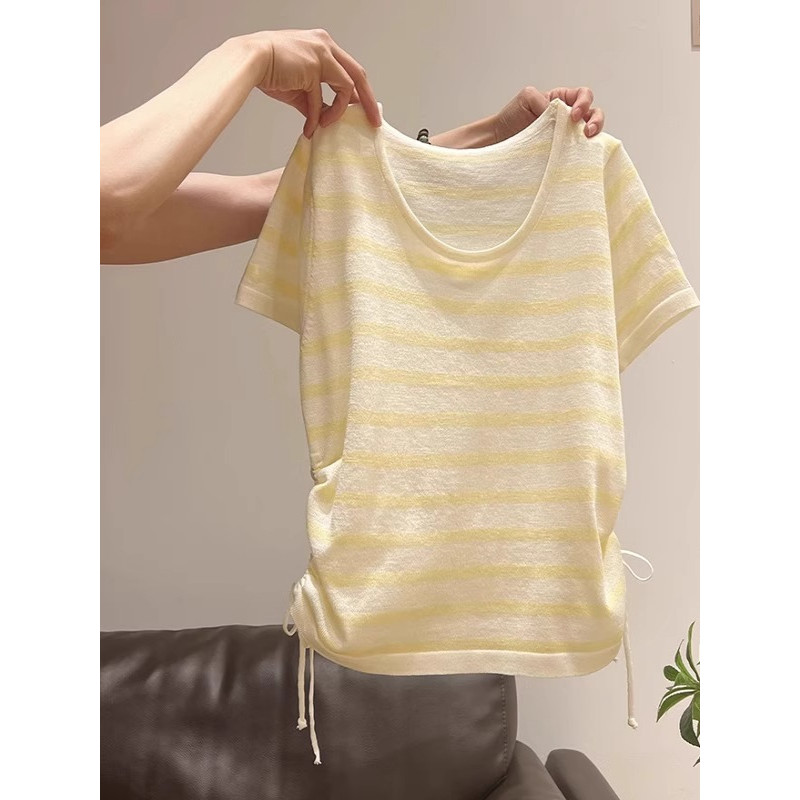 Camiseta de malha listrada cremosa de manga curta feminina verão Design de venda quente nicho plissado estreito @-